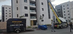 הובלת רהיט עם מנוף